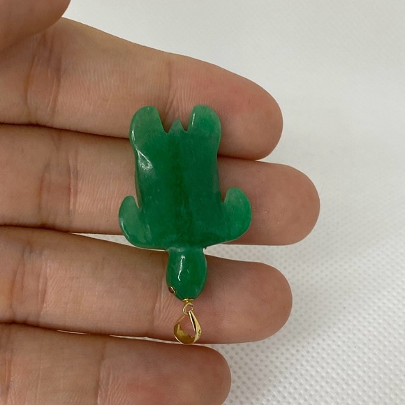 14K Gold Natural Jade Handcarved Turtle With Ruby Eyes Pendant - Picture 5 of 6